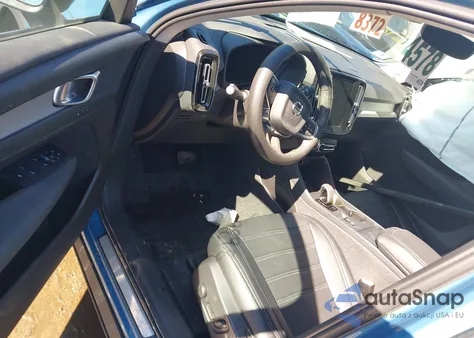 2024 Volvo Xc40 B5 Core Dark Theme z USA, uszkodzony, nr VIN YV4L12UK7R2222566